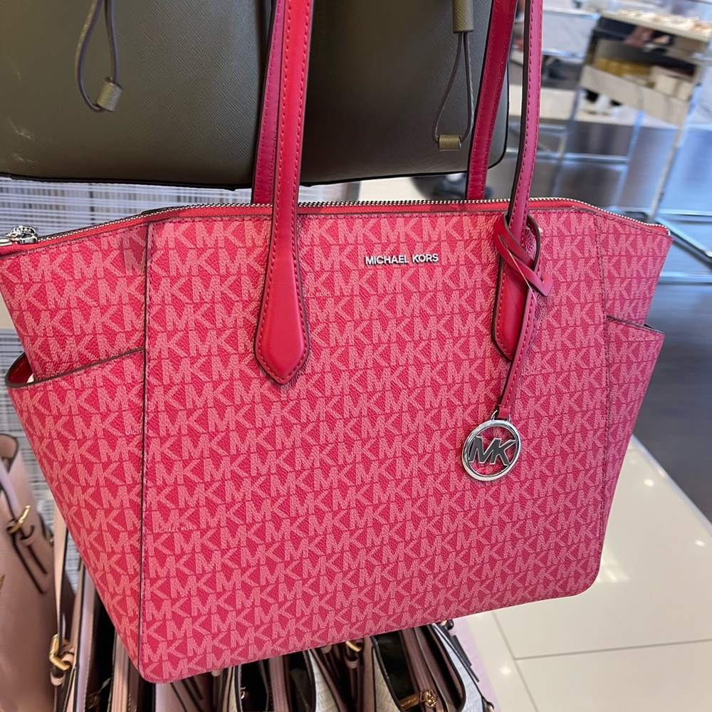 MICHAEL KORS Marilyn Medium Signature Logo Tote Bag
Dark Raspberry
NWT - Picture 3 of 16